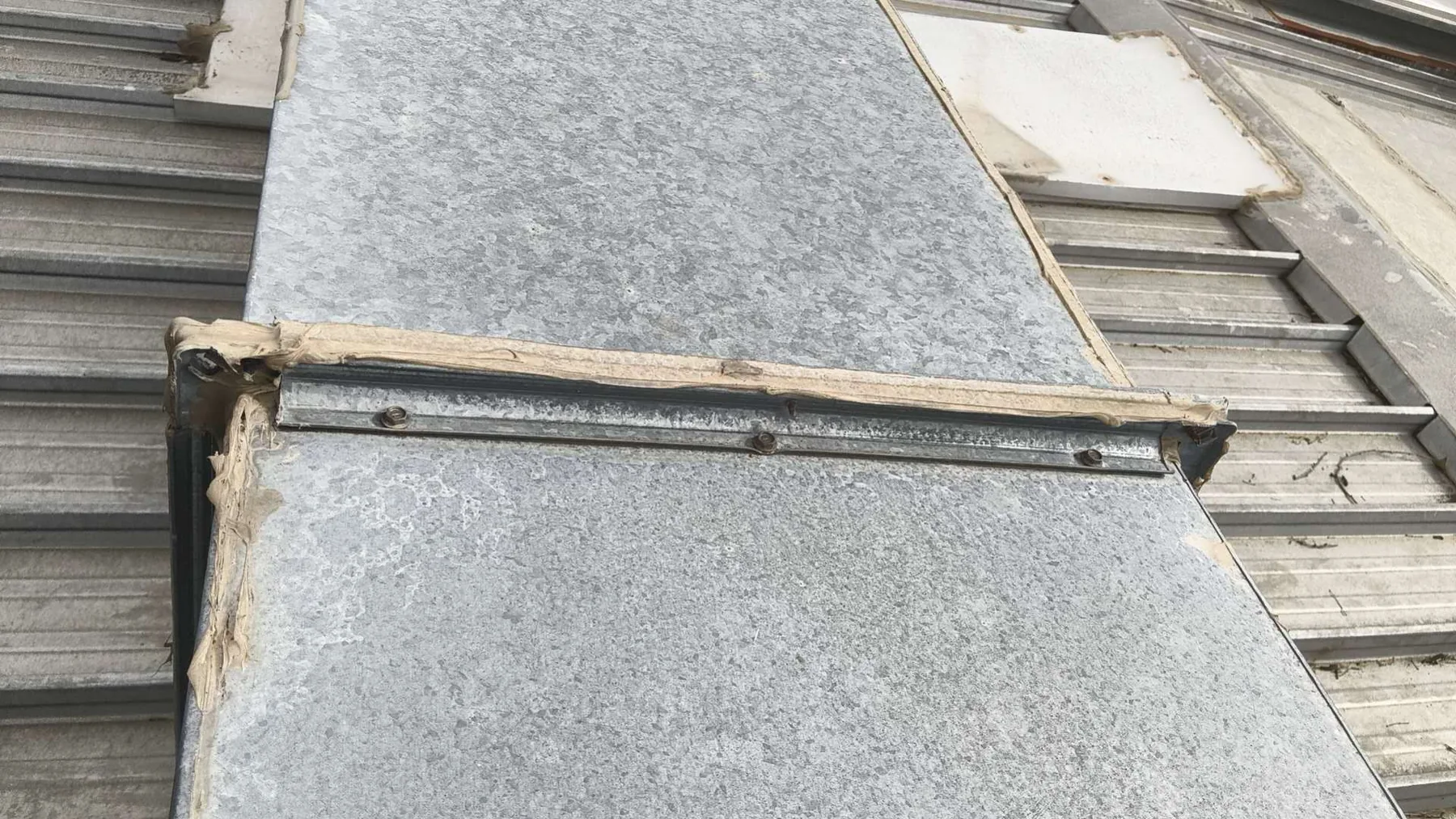 Box-gutter corner and seal detail