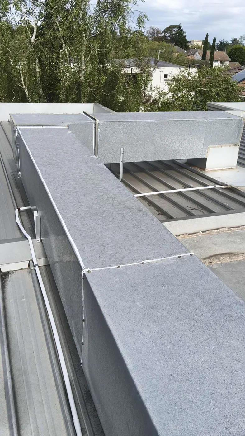 Overview along a metal box gutter
