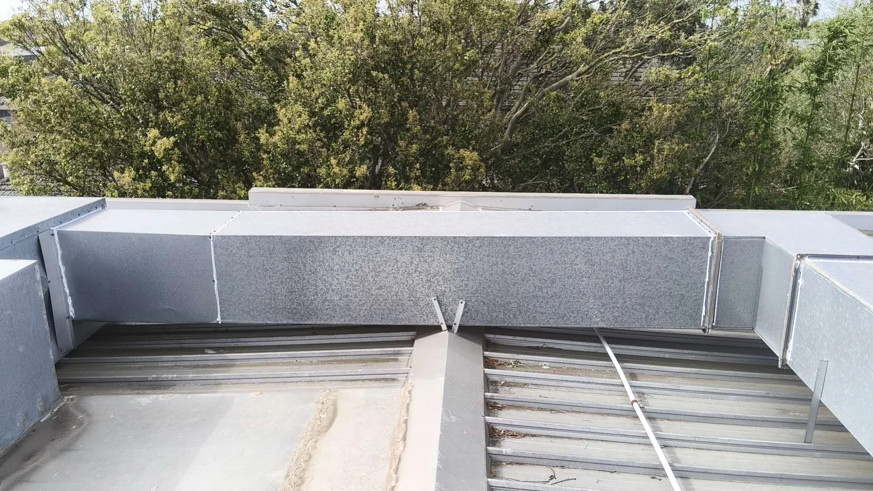 Box-gutter and adjoining roof surface