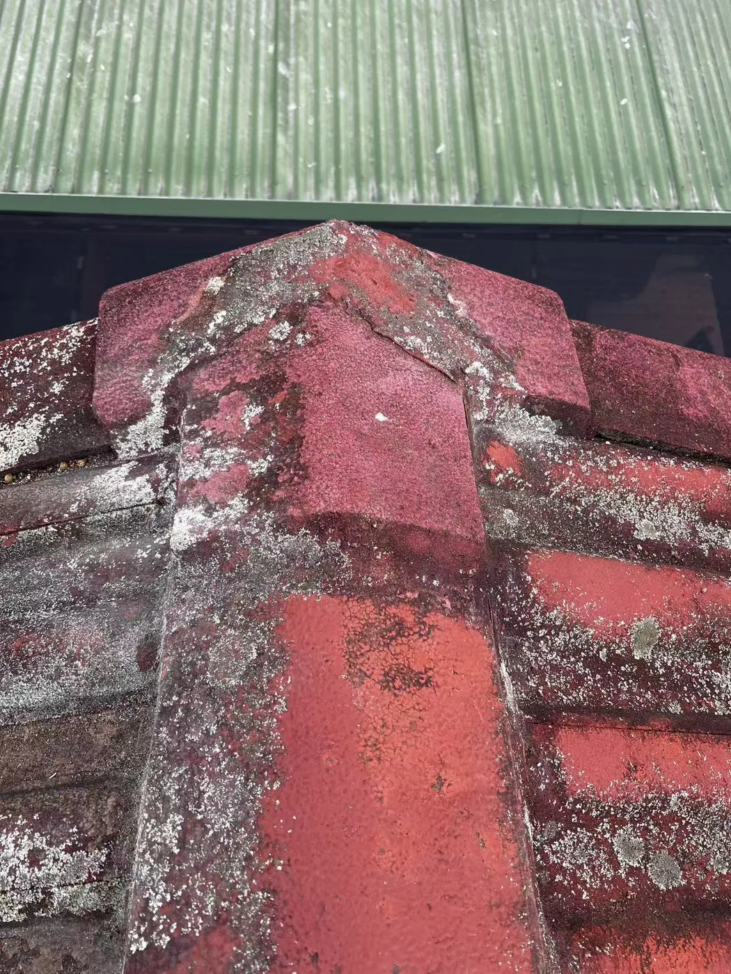 Roof ridge-cap condition detail