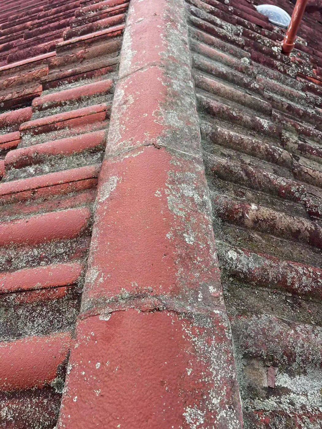 Tiled roof ridge junction detail