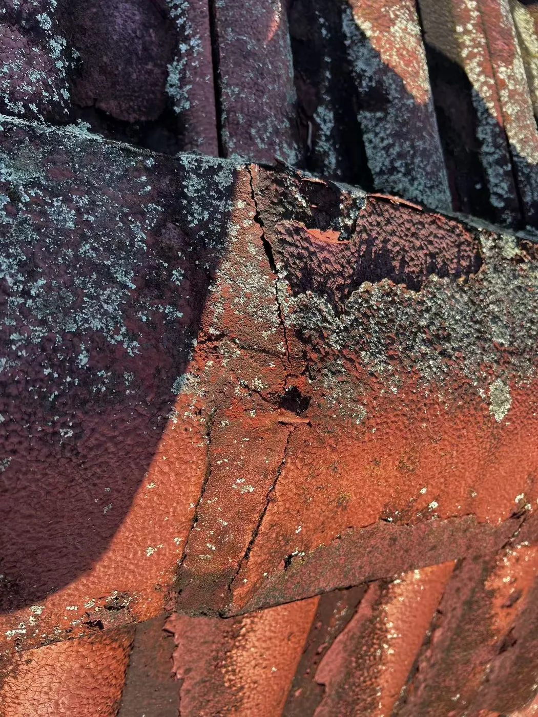 Weathered ridge mortar close-up