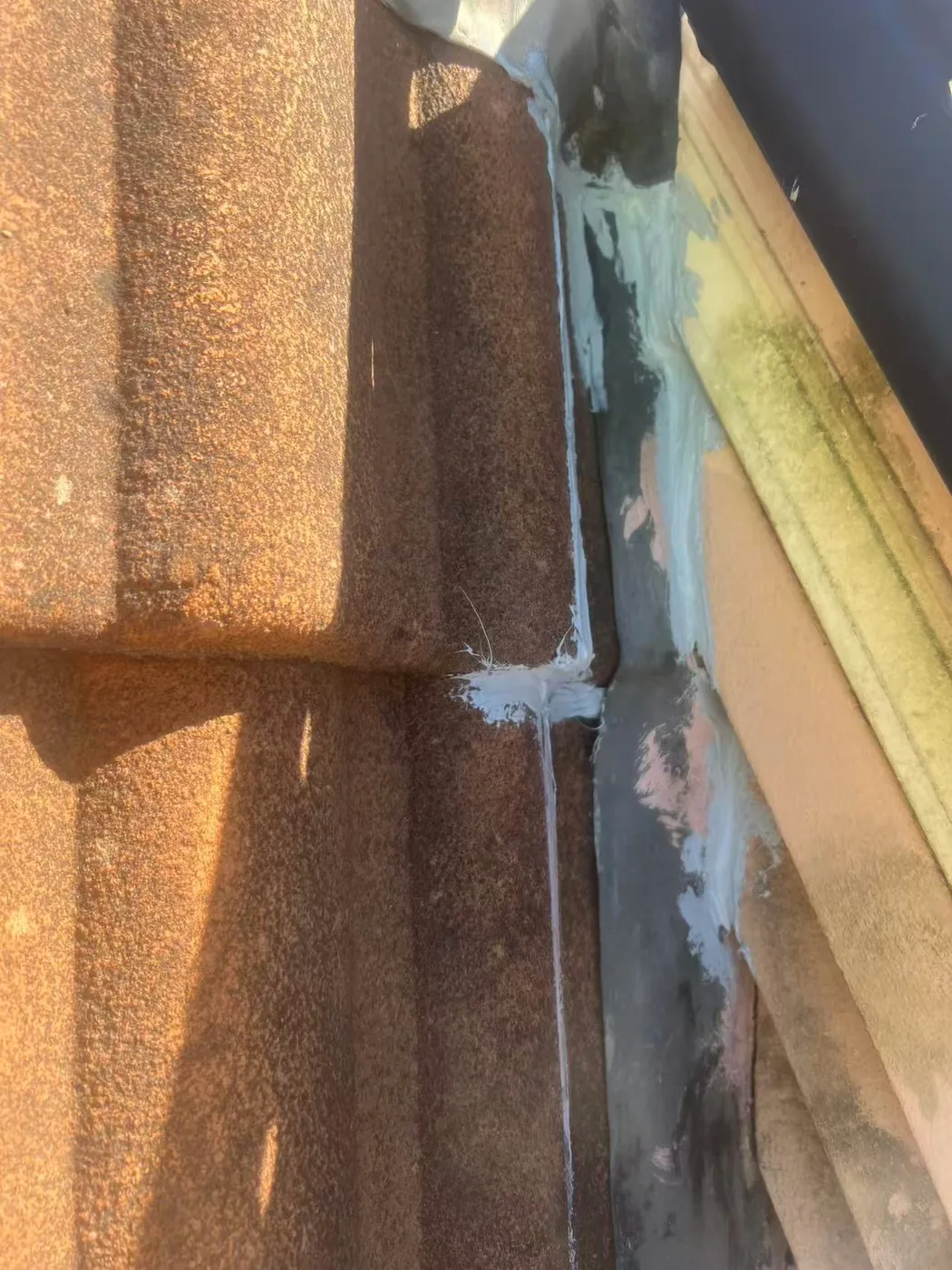 Roof valley and adjacent tile edges